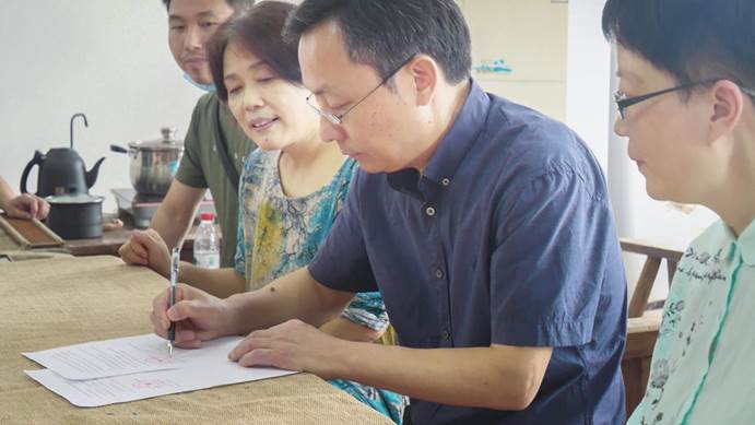 王文新副院长与课程组任课教师与余长庭馆长签订实践基地建设协议.1